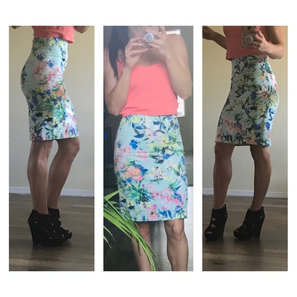 Dresses & Skirts - Carmen Marc Valvo gorgeous floral pencil skirt XS